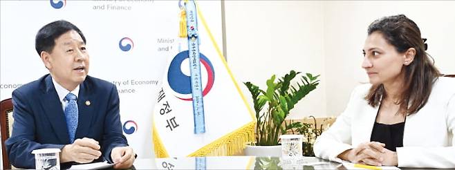 구윤철 부총리 겸 기획재정부 장관(왼쪽)이 지난 8일 정부서울청사에서 무디스 연례협의단의 아누슈카 샤 국가신용등급 아시아·태평양지역 담당 이사와 면담하고 있다.  기획재정부 제공