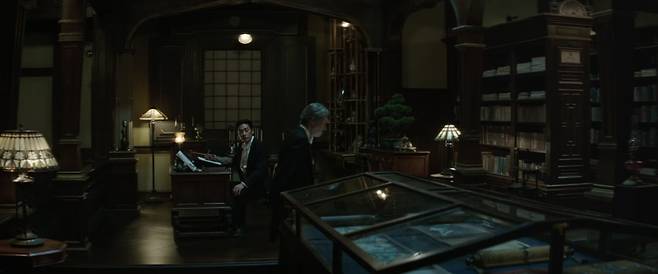 영화 <아가씨> 스틸 컷. 코우즈키의 낭독실. / 넷플릭스 제공