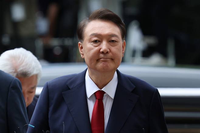 윤석열 전 대통령이 지난 7월 9일 오후 구속 전 피의자 심문(영장실질심사)을 받기 위해 기자들의 질문을 받으며 서울 서초구 서울중앙지방법원으로 들어서고 있다. 사진=연합뉴스