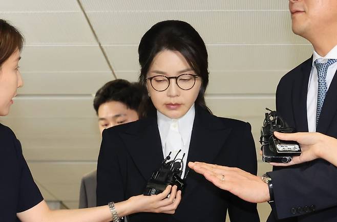 6일 서울 종로구 KT광화문빌딩 웨스트에 마련된 민중기 특별검사팀에서 피의자 신분으로 조사를 마치고 나온 김건희 여사. /사진=연합뉴스