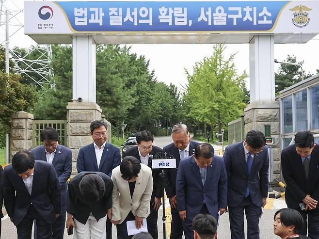 더불어민주당 3대 특검 종합대응특별위원회의 의원들이 11일 오전 윤석열 전 대통령이 수감된 서울구치소에서 윤석열 전 대통령 체포영장 집행 당시의 영상 기록 확인에 앞서 취재진 앞에서 입장을 밝힌 뒤 인사를 하고 있다.