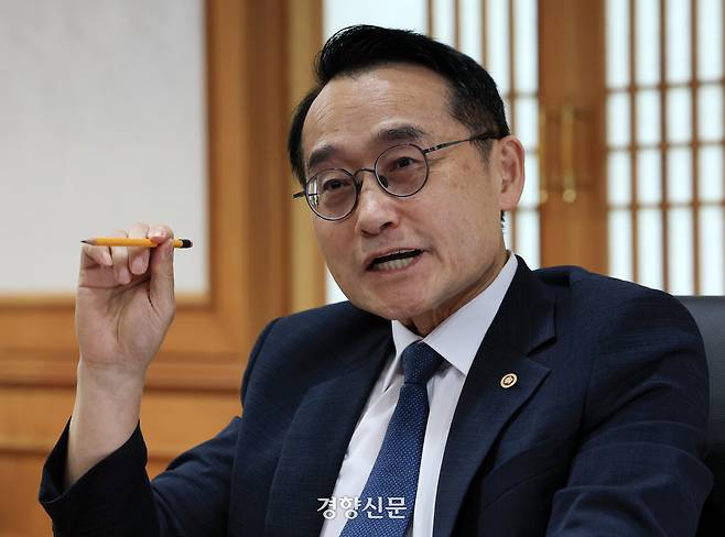 허철훈 신임 중앙선거관리위원회 사무총장이 지난 8일 경기 과천시 중앙선관위 청사에서 경향신문과 인터뷰를 하고 있다. 서성일 선임기자