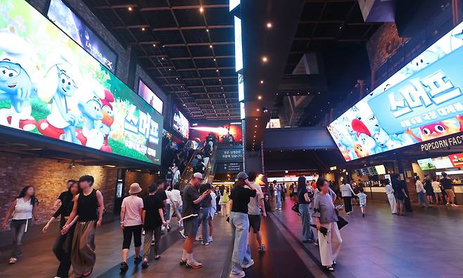 폭염이 이어지고 있는 지난달 27일 서울 시내 영화관 모습. 연합뉴스