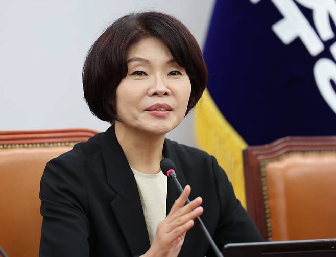 한정애 더불어민주당 정책위의장이 국회에서 열린 원내대책회의에서 발언하고 있다.  박민규 선임기자
