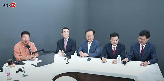 11일 ‘자유 우파 유튜브 연합 100분 토론회’에서 진행을 맡은 고성국씨(맨 왼쪽)와 김민수·김재원·김태우·손범규 국민의힘 최고위원 후보(왼쪽부터). 고성국TV 유튜브 화면 캡처