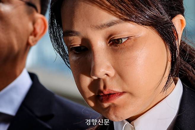 김건희 여사가 지난 6일 피의자 신분으로 서울 광화문 김건희 특검 사무실에 출석하고 있다. 이준헌 기자