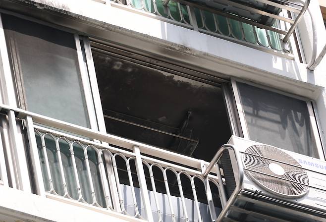 지난 10일 대구 동구 한 아파트 베란다 유리창이 방화로 의심되는 화재로 인해 파손돼 있다. 연합뉴스