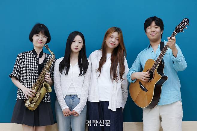 제19회 경향실용음악콩쿠르 대상 수상자인 이수정씨, 김가연씨, 이주연양, 이시우군(왼쪽부터)이 서울 중구 경향신문에서 지난 1일 만나 앞으로 하고 싶은 음악 활동에 대해 밝혔다.  한수빈 기자