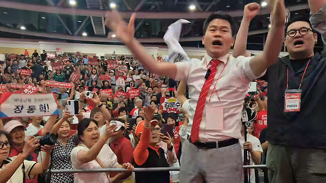 한국사 강사 출신 전한길씨가 지난 8일 대구 북구 엑스코에서 열린 국민의힘 전당대회 대구·경북 합동연설회에서 김근식 최고위원 후보의 연설 도중 당원들 앞에서 “배신자”를 연호하고 있다. 채널A 제공 영상 캡처
