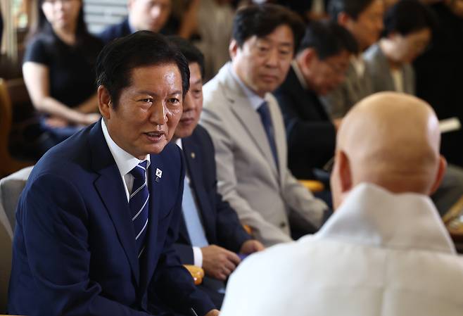 더불어민주당 정청래 대표가 11일 서울 조계사에서 조계종 총무원장 진우스님을 예방해 환담을 하고 있다. 연합뉴스