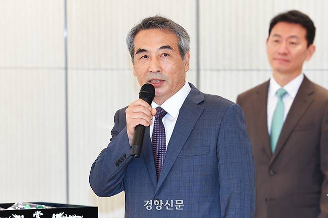 윤석열 전 대통령 부인 김건희 여사와 관련한 각종 의혹 사건을 수사하는 민중기 특별검사가 지난달 2일 서울 종로구 KT광화문빌딩에 마련된 사무실 앞에서 현판 제막을 한 뒤 발언하고 있다. 정지윤 선임기자