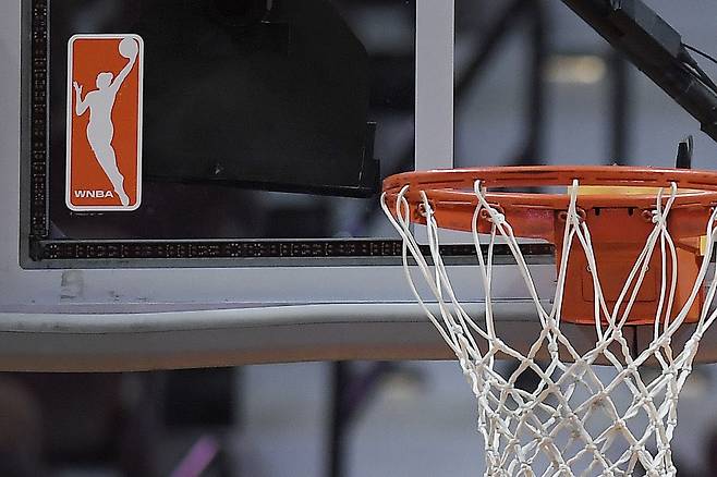 WNBA 로고와 림. AP연합뉴스