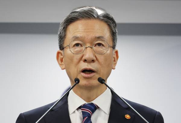 정성호 법무부 장관이 11일 정부서울청사에서 2025년 광복절 특별사면 브리핑을 하고 있다. 2025.8.11    이번 특별사면 명단에는 조국혁신당 조국 전 대표 부부, 최강욱·윤미향·홍문종·정찬민 전 의원, 조희연 전 서울시 교육감 등이 포함됐다. 2025.8.11 연합뉴스