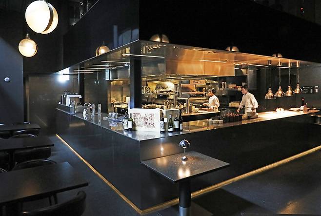 Cooks work busily in the open kitchen of Spatula by Haevichi, located in southern Seoul’s Gangnam District. [PARK SANG-MOON]
