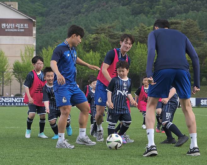 Kids play soccer with Seoul E-land FC players as part of Kensington Resort Gapyeong's one-day soccer program [KENSINGTON RESORT GAPYEONG]