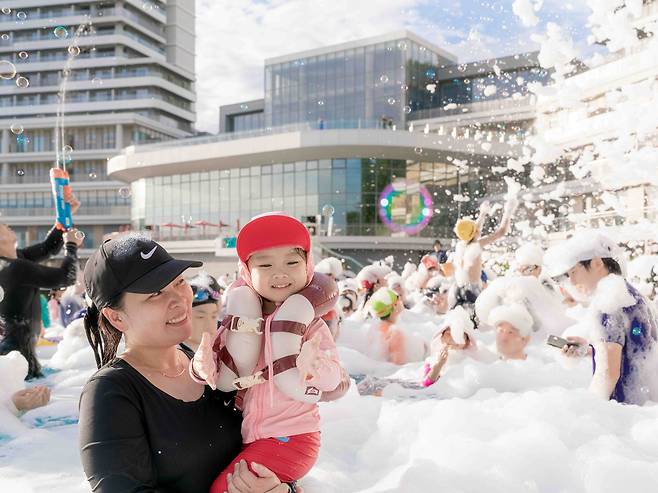 A mother and child are playing with bubbles at a bubble show at Hanhwa Resort’s Geoje Belvedere. [HANHWA RESORT]