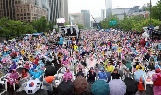 Participants chant slogans at the Liberty Unification Party’s “National Resistance Right Gwanghwamun National Rally” near Gwanghwamun Intersection in central Seoul on May 10. [NEWS1]
