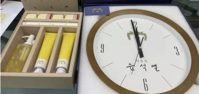 신혜식 신의한수 대표가 지난 1월 받은 대통령실 선물세트. 신혜식 대표 제공.