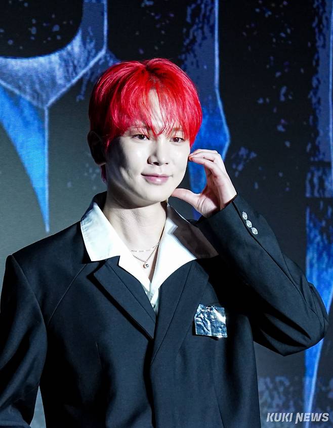 샤이니 키가 11일 서울 광진구 풀만 앤배서더 이스트폴에서 열린 정규 3집 '헌터(HUNTER)' 발매 기념 기자간담회에서 포즈를 취하고 있다.