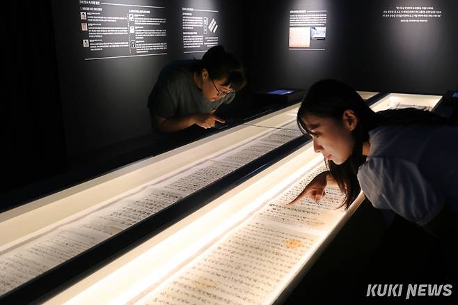 11일 덕수궁 돈덕전에서 개최한 ‘빛을 담은 항일유산’ 특별전을 앞두고 관계자들이 전시를 살펴보고 있다. 국가유산청이 광복 80주년을 맞아 개항기부터 대한제국, 일제강점기, 광복에 이르는 시대를 110여 점의 유물을 소개하는 이번 전시는 12일부터 두 달간 개최된다.