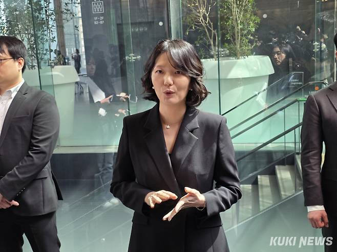 최수연 네이버 대표가 3월 26일 경기도 성남시 네이버 그린팩토리에서 열린 제26기 주주총회가 끝난 후 취재진의 질문에 답하고 있다. 정우진 기자