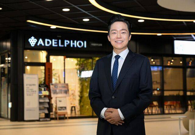 임동현 아델포이교회 목사가 최근 경기도 광명 예배당 앞에서 두 손을 모으고 환영 메시지를 전하고 있다. 신석현 포토그래퍼