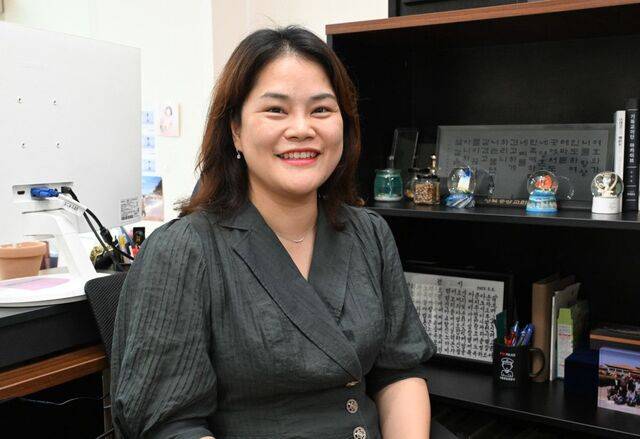 김혜진 변호사가 지난 5일 서울 동대문구 전농동 사무실에서 이단 대처 사역에 참여하게 된 계기를 설명하고 있다. 그의 뒤로는 평소 마음에 새기고 있다는 이사야서 58장 11절이 적힌 액자가 보인다. 신석현 포토그래퍼