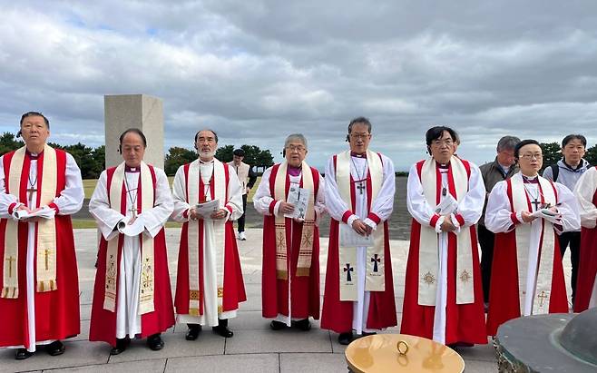 대한성공회와 일본성공회 성직자들이 지난해 10월 제주 4·3 평화공원에서 열린 '한일성공회 선교협력 40주년 기념대회'의 일환으로 4·3 사건 희생자 추도예배를 함께 드리고 있다. 대한성공회 제공