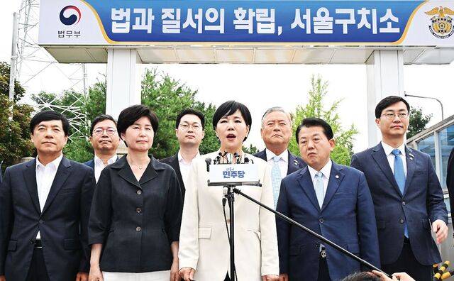 전현희(가운데) 총괄위원장 등 더불어민주당 3대 특검 종합대응 특별위원회 위원들이 11일 경기도 의왕 서울구치소를 항의 방문해 입장을 밝히고 있다. 3대 특위는 윤석열 전 대통령 2차 체포영장 집행 당시 CCTV와 보디캠 영상 열람을 요구했지만 서울구치소는 이를 거부했다.   의왕=권현구 기자
