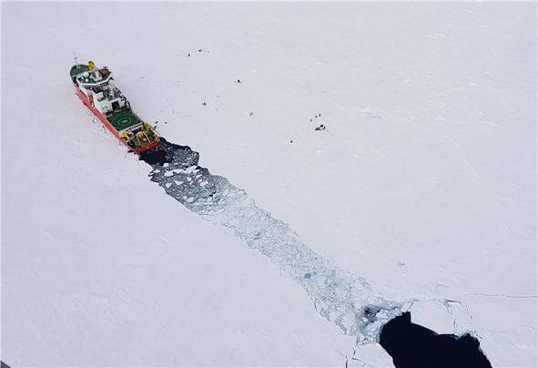 북극해를 항해 중인 아라온호 모습. 해양수산부 제공