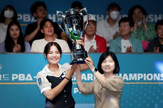 우승 트로피를 들어 올린 스롱 피아비(왼쪽)와 이민경 NH농협카드 사장. 사진[연합뉴스]