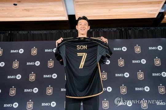 LAFC 유니폼 손에 든 손흥민