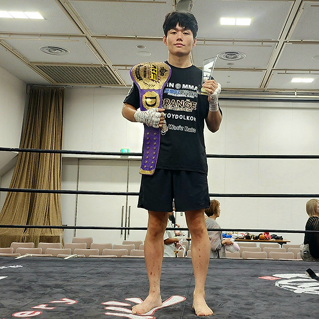 KMMA 웰터급 및 슈퍼라이트급 타이틀 도전자 출신 문홍범이 2025년 8월 일본 효고현 아마가사키시 주쇼키고센터에서 ACF 라이트급 챔피언 등극 기념 촬영을 하고 있다. 사진=스탠다드앤드프로그레스 스포츠에이전시 제공