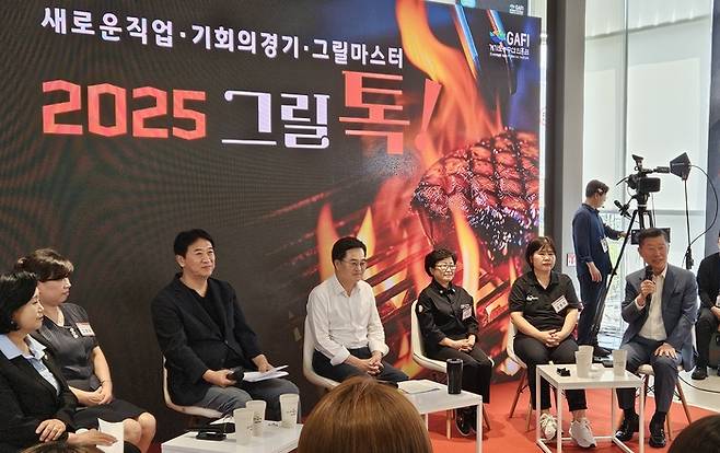 김동연 경기지사(왼쪽 네번째)가 민승규 세종대 석좌교수(왼쪽 세번째) 사회로 김홍국 하림 회장(맨 오른쪽), 그릴마스터들과 함께 대화를 나누고 있다.