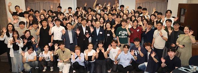 지난 7일 서울 한국프레스센터에서 열린 '2025 제네시스 청년 방일단' 보고회에 참석한 한국 청년 110여 명과 일본 외무성, 일한문화교류기금 관계자들이 기념촬영을 하고 있다.  이승환 기자