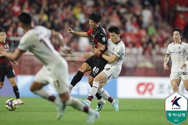 Gwangju FC Lee Kang -hyun (right side) is strongly bumped toward Pohang Steelers Ki Sung. Photo = Korea Professional Football Federation
