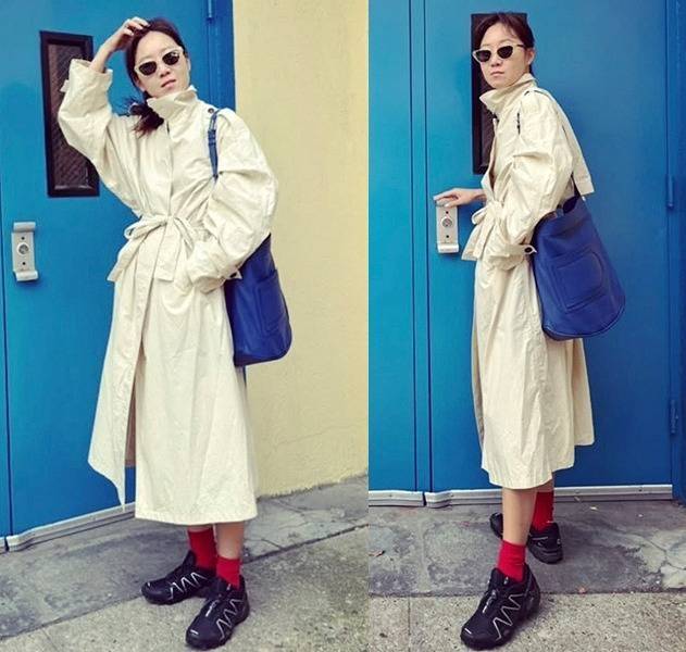 공효진은 10일 자신의 SNS를 통해 라이트 베이지 롱 트렌치코트를 걸친 사진을 공개했다. 은은한 광택이 도는 원단과 허리끈을 묶어 연출한 실루엣이 세련미를 더했다.  사진=SNS