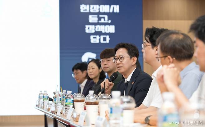 (서울=뉴스1) = 배경훈 과학기술정보통신부 장관이 7일 충북 청주시 충북대학교를 방문해 기초연구진흥 개선방안을 논의하고 있다. (과학기술정보통신부 제공. 재판매 및 DB 금지) 2025.8.7/뉴스1  Copyright (C) 뉴스1. All rights reserved. 무단 전재 및 재배포,  AI학습 이용 금지. /사진=(서울=뉴스1)