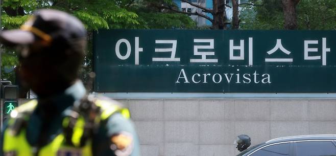검찰이 지난 4월30일 무속인 '건진법사' 전성배 씨의 청탁금지법 위반 혐의와 관련해 윤석열 전 대통령의 서초동 사저를 압수수색에 들어갔다. 사진은 이날 오전 서울 서초구 아크로비스타. /사진=뉴스1