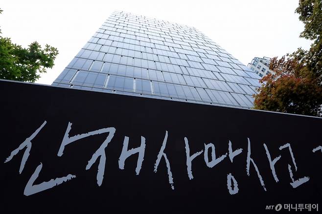 지난달 SPC삼립 시화공장에서 50대 여성 근로자가 기계에 끼여 사망하는 사고와 관련해 경기 시흥경찰서와 고용노동부 성남지청 근로감독관과 경찰 등이 SPC삼립에 대한 압수수색을 진행 중이다. 사진은 17일 서울 서초구 양재동 SPC삼립 본사 모습.  2025.6.17/사진=뉴스1  Copyright (C) 뉴스1. All rights reserved. 무단 전재 및 재배포,  AI학습 이용 금지.