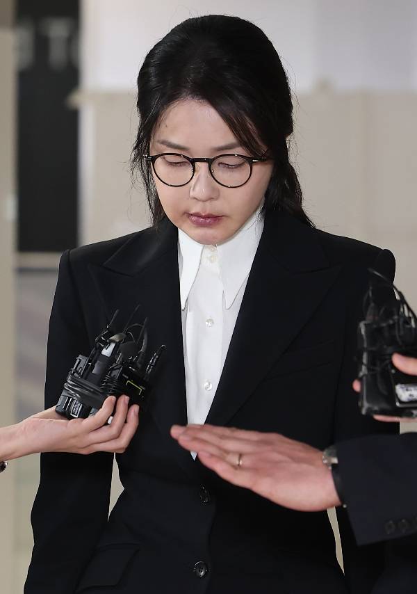 (서울=뉴스1) 김성진 기자 = 윤석열 전 대통령의 부인 김건희 여사가 6일 서울 종로구 KT광화문빌딩에 마련된 김건희 특검팀(특별검사 민중기) 사무실에 피의자 신분으로 출석해 조사를 마친 뒤 귀가하고 있다. 2025.8.6/뉴스1  Copyright (C) 뉴스1. All rights reserved. 무단 전재 및 재배포,  AI학습 이용 금지. /사진=(서울=뉴스1) 김성진 기자