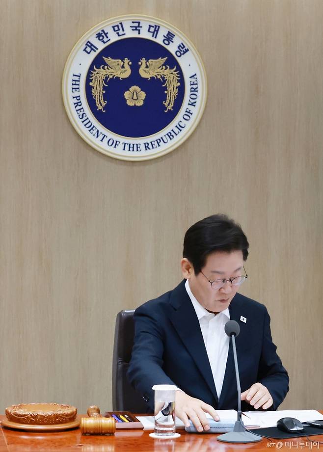 [서울=뉴시스] 최동준 기자 = 이재명 대통령이 11일 서울 용산 대통령실 청사에서 열린 임시 국무회의에서 심의 의안을 살펴보고 있다. (대통령실통신사진기자단) 2025.08.11. photocdj@newsis.com /사진=최동준