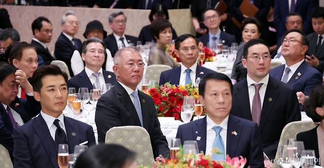 [서울=뉴시스] 최동준 기자 = 구광모 LG그룹 회장, 정의선 현대자동차그룹 회장 등이 11일 청와대 영빈관에서 열린 베트남 당서기장 국빈방한 국빈만찬에 참석해 있다. (대통령실통신사진기자단) 2025.08.11. photocdj@newsis.com /사진=
