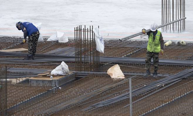 DL건설 대표이사 등 임원진이 최근 공사 현장에서 발생한 사망사고에 책임을 지고 일괄 사표를 제출했다. 사진은 서울 시내의 건설현장 노동자들이 일하는 모습. /사진=뉴시스