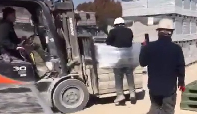 전남 나주의 한 벽돌 생산 공장에서 스리랑카 국적의 이주노동자 A씨를 비닐로 벽돌에 묶어 지게차로 옮기는 모습과 이 모습을 보고 웃으며 휴대전화로 촬영하는 다른 노동자의 모습. 광주전남이주노동자네트워크 제공