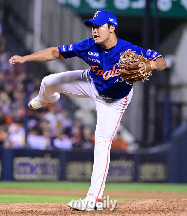 2025년 8월 8일 오후 서울 잠실구장에서 열린 '2025 신한 SOL뱅크 KBO 리그' 한화 이글스와 LG 트윈스의 경기. 한화 정우주가 8회말 2사 후 구원등판해 역투하고 있다./마이데일리