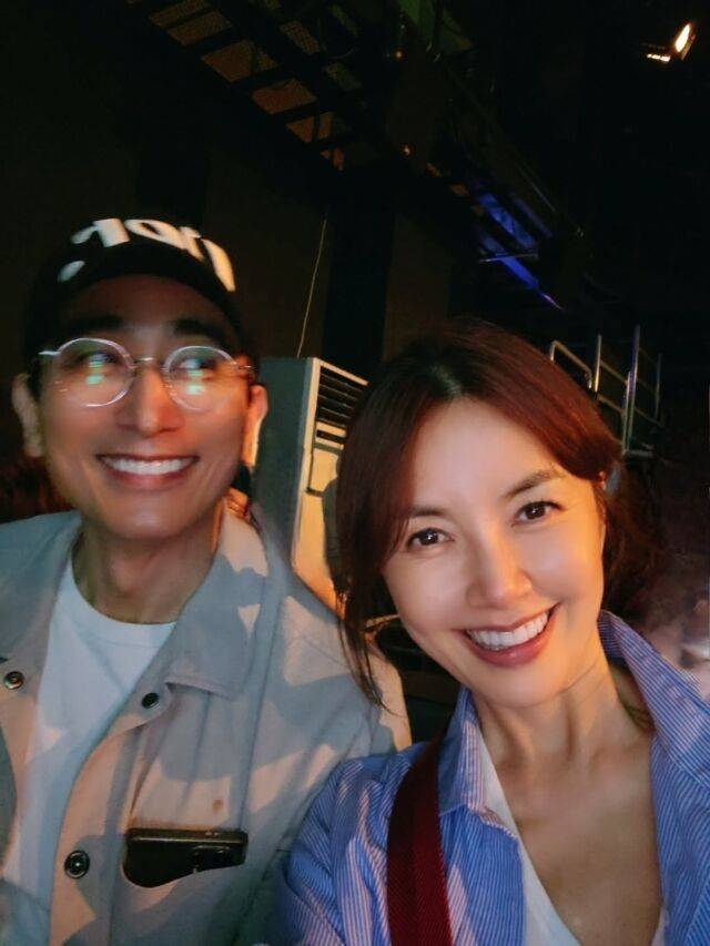 배우 신애라가 남편 차인표의 수상 소식을 전했다. / 신애라 인스타그램 캡처