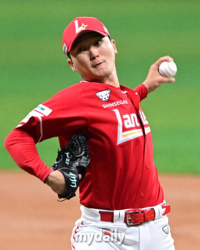 2025년 6월 18일 오후 서울 고척스카이돔에서 열린 '2025 신한 SOL뱅크 KBO 리그' SSG 랜더스와 키움 히어로즈의 경기. SSG 선발투수 김건우가 역투하고 있다./마이데일리