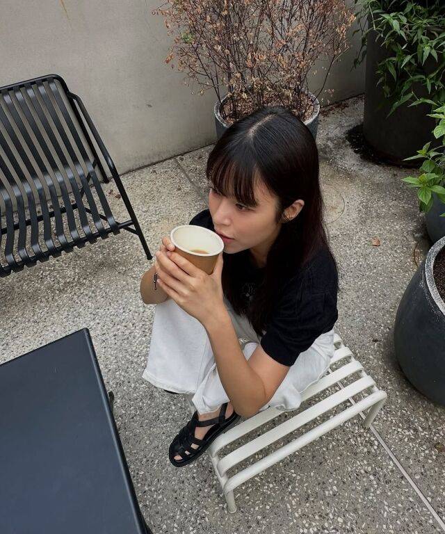 조용히 차를 마시며 여유를 즐기는 배우 민도희. /민도희 소셜미디어