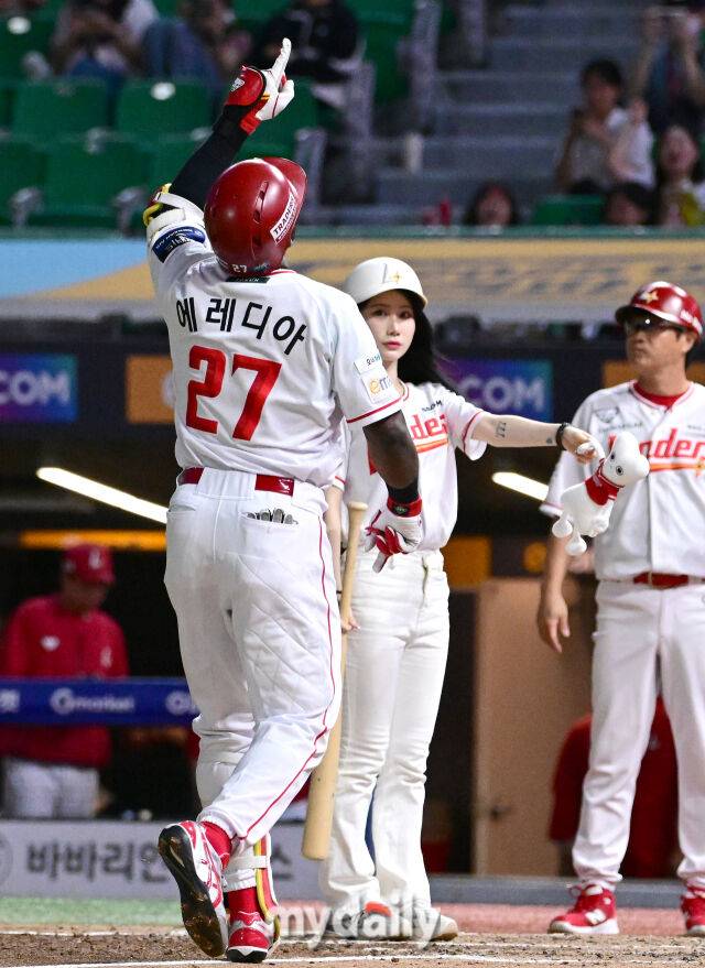 2025년 8월 7일 오후 인천 SSG랜더스필드에서 열린 '2025 신한 SOL뱅크 KBO 리그' 삼성 라이온즈와 SSG랜더스의 경기. SSG 에레디아가 5회말 선두타자로 나와 솔로홈런을 친 뒤 기뻐하고 있다./마이데일리